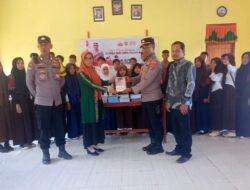 Polsek Abuki Bagikan 50 Buku Bacaan ke Siswa SMPN Satap 1 Asinua