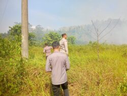 Kapolres Konawe Turun Tangan Bersama Warga Kendalikan Kebakaran Lahan di Abuki