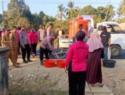 Dampak Kemarau Panjang, Polres Konawe Bersama Bhayangkari Distribusi Air Bersih Untuk Masyarakat