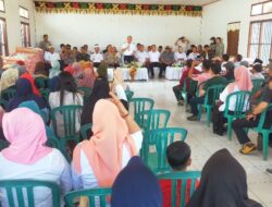 PJ Bupati Salurkan Bantuan Beras di Desa Punggaluku