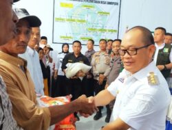 Tekan Laju Inflasi, PJ Bupati Konawe Salurkan Bantuan Beras 14,9 Ton di Soropia