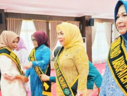 Waode Munanah Kukuhkan Tujuh Bunda PAUD