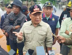 Dua Desa Terendam Banjir di Pondidaha, Harmin Ramba Serahkan Bantuan Sembako Kepada Warga Terdampak