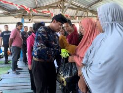 Kunker di Pulau Lae-lae, Kapolda Sulsel Bagikan Ratusan Sembako ke Masyarakat