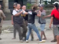 Sat Pol PP Kota Kendari Keroyok Pedagang Kerupuk Hingga Jadi Tontonan Warga