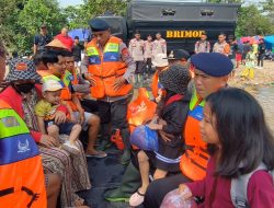 Brimob Sultra Sigap Evakuasi Warga Terdampak Banjir di Konawe Utara