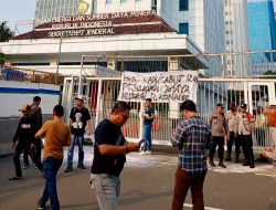 Aktivis Demo Kantor Menteri ESDM Desak Cabut Izin PT SCM