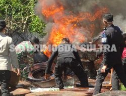 Brimob Polda Sultra Kerahkan Dua Water Cannon Bantu Padamkan Kebakaran Pabrik Ban Bekas di Konawe Selatan