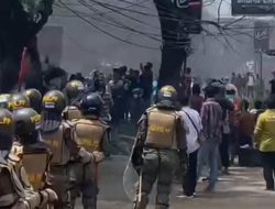 Tolak Konstatering Lahan Eks PGSD Kendari, Warga Blokade Jalan dan Bakar Ban