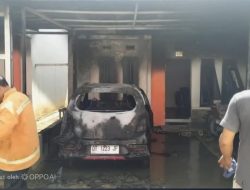 Mobil dan Lima Motor Hangus Terbakar di BTN Puri Magaha Kendari