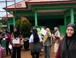 Diduga Dana Pembebasan Lahan Belum Disalurkan, Emak-emak Morombo Pantai Tuntut Kades Mundur